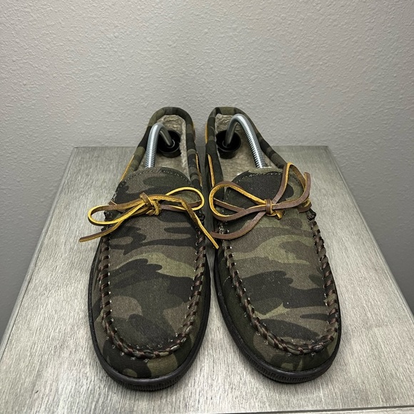 Minnetonka Other - Mens Minnetonka slippers size 11